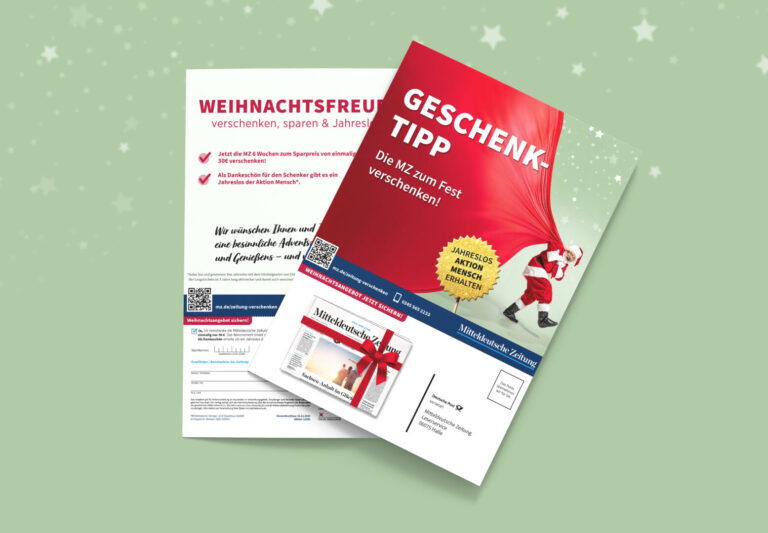 Gedruckte Flyer zur Aboaktion Weihnachten 2025 der Mitteldeutschen Zeitung mit Geschenkabo‑Motiv vor grünem Hintergrund mit Sternen