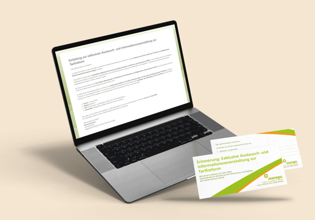 Laptop screen shows a German invitation/information document; two green-accented, branded business cards lie nearby on a beige background.